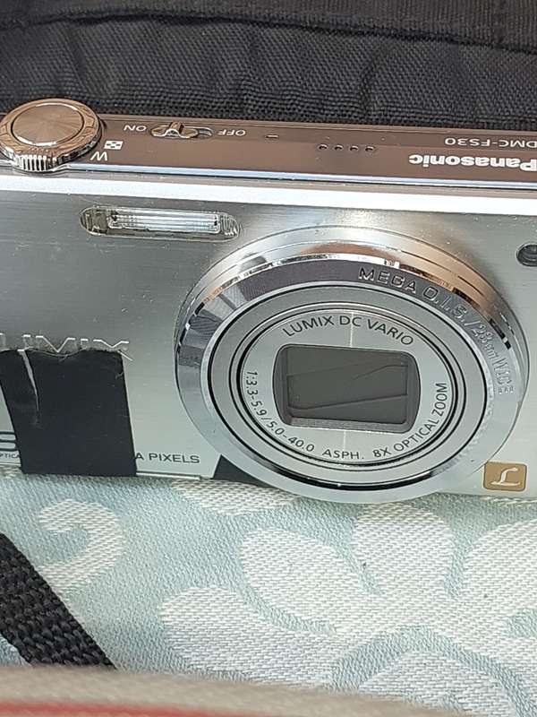 A JOBLOT POCKET CAMERAS AND A NINTENDO GAME WITH ALL THE GAMES SOLD AS IS NOT TESTED
