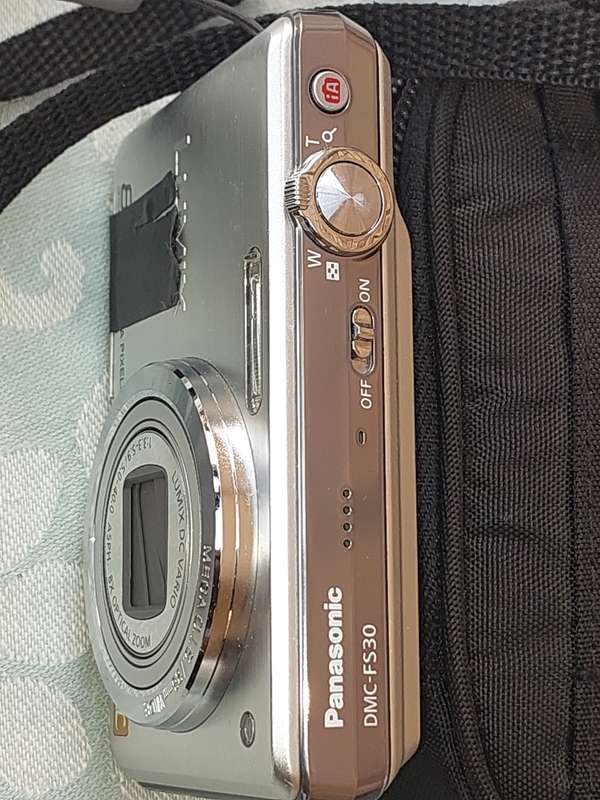 A JOBLOT POCKET CAMERAS AND A NINTENDO GAME WITH ALL THE GAMES SOLD AS IS NOT TESTED