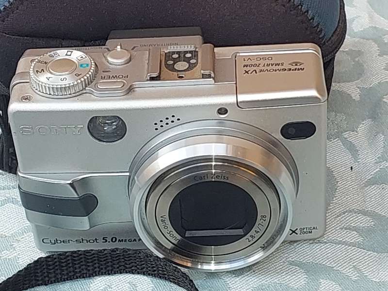 A JOBLOT POCKET CAMERAS AND A NINTENDO GAME WITH ALL THE GAMES SOLD AS IS NOT TESTED
