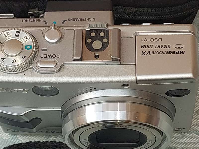 A JOBLOT POCKET CAMERAS AND A NINTENDO GAME WITH ALL THE GAMES SOLD AS IS NOT TESTED
