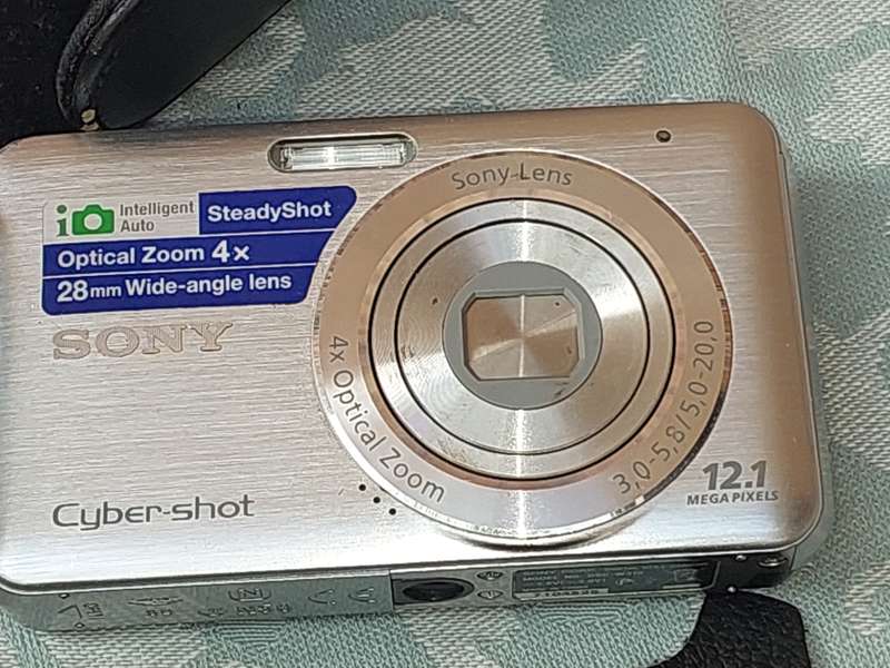 A JOBLOT POCKET CAMERAS AND A NINTENDO GAME WITH ALL THE GAMES SOLD AS IS NOT TESTED