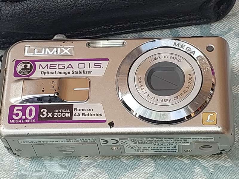 A JOBLOT POCKET CAMERAS AND A NINTENDO GAME WITH ALL THE GAMES SOLD AS IS NOT TESTED