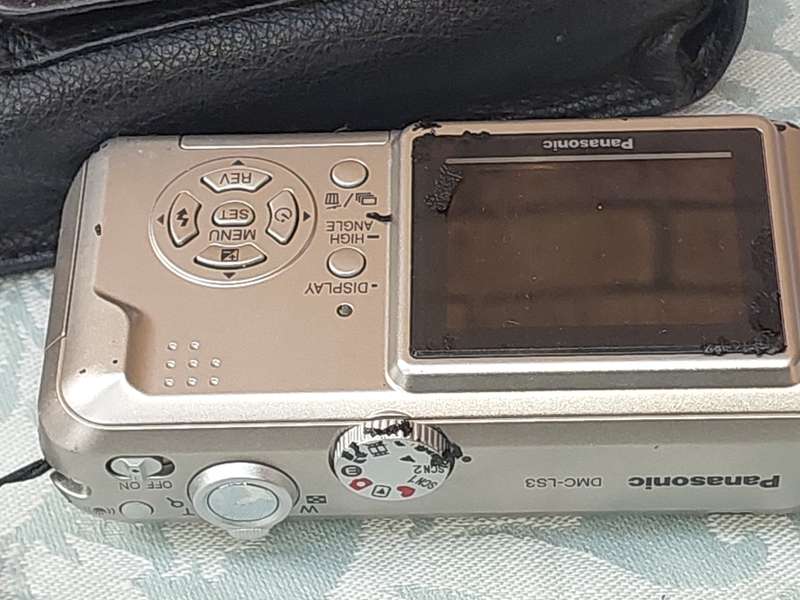 A JOBLOT POCKET CAMERAS AND A NINTENDO GAME WITH ALL THE GAMES SOLD AS IS NOT TESTED