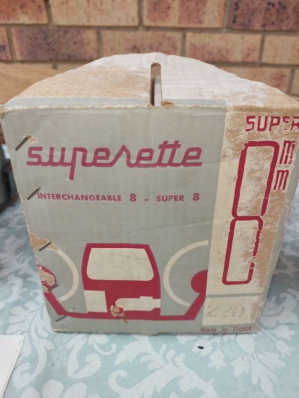 A VINTAGE 8MM PROJECTOR SUPERAY SURRETTE  MADE IN FRANCE SOLD AS IS NOT TESTED