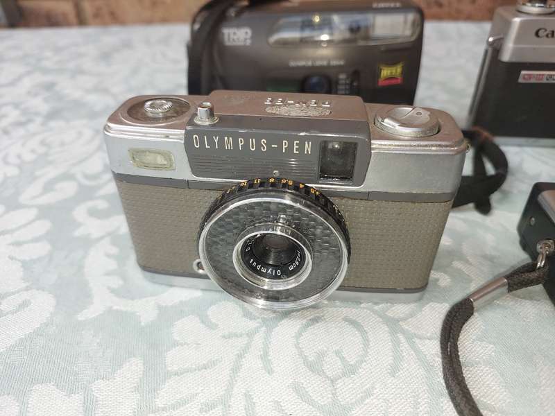 A VINTAGE JOBLOT CAMERAS SOLD AS IS NOT TESTED