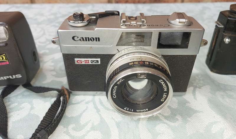 A VINTAGE JOBLOT CAMERAS SOLD AS IS NOT TESTED
