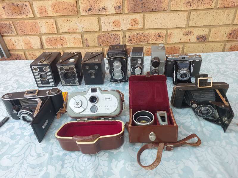 AN ANTIQUE COLLECTION CAMERAS SOLD AS IS NOT TESTED