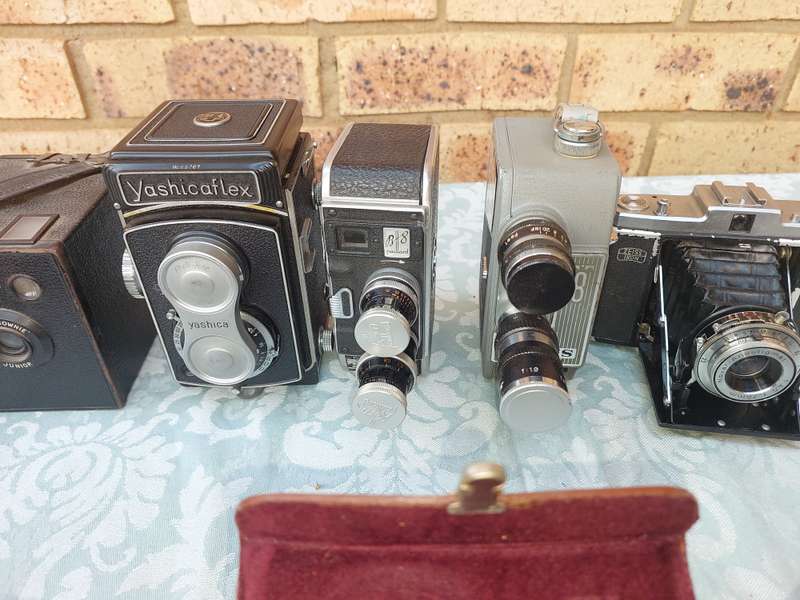 AN ANTIQUE COLLECTION CAMERAS SOLD AS IS NOT TESTED