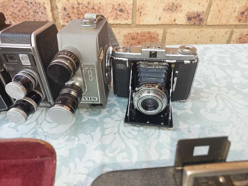 AN ANTIQUE COLLECTION CAMERAS SOLD AS IS NOT TESTED
