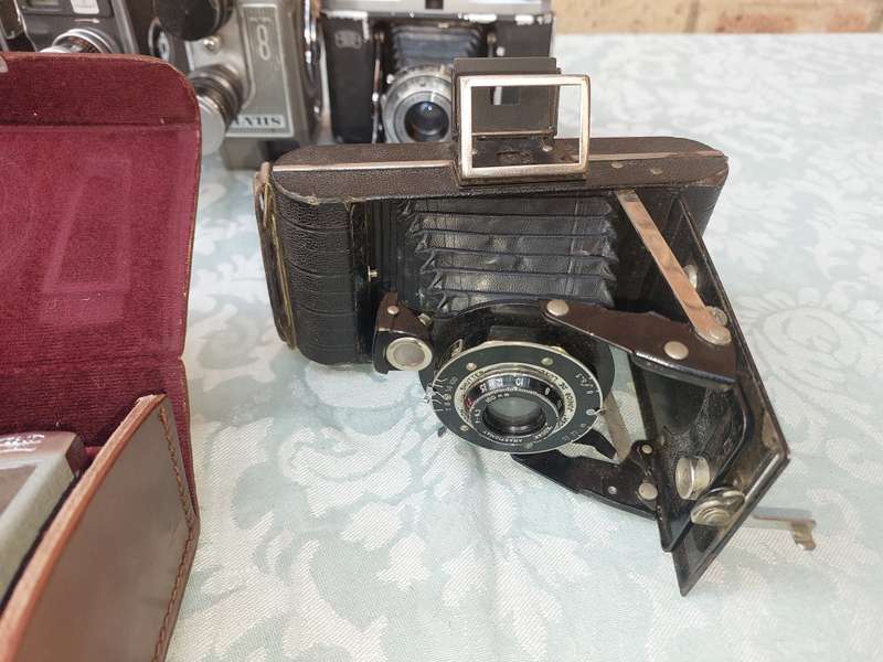 AN ANTIQUE COLLECTION CAMERAS SOLD AS IS NOT TESTED