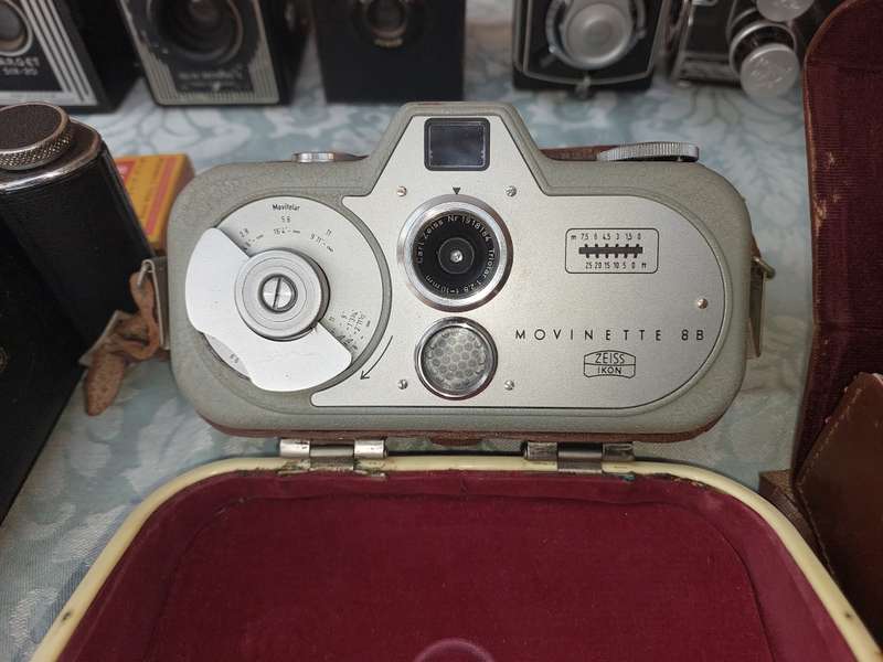 AN ANTIQUE COLLECTION CAMERAS SOLD AS IS NOT TESTED