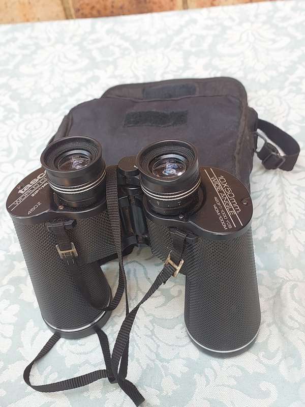 A VINTAGE TASCO WORLD CLASS MULTI COATED 10X50 WIDE ANGLE BINOCULARS SOLD AS IS