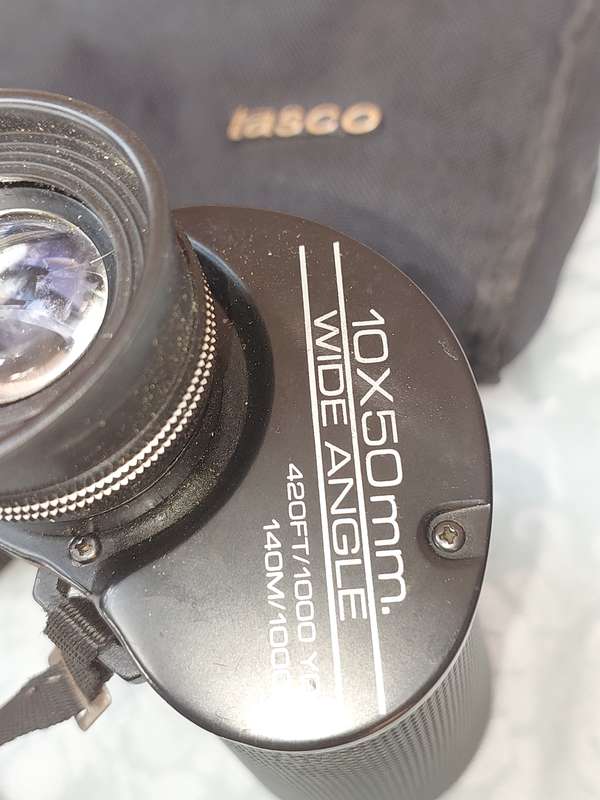 A VINTAGE TASCO WORLD CLASS MULTI COATED 10X50 WIDE ANGLE BINOCULARS SOLD AS IS