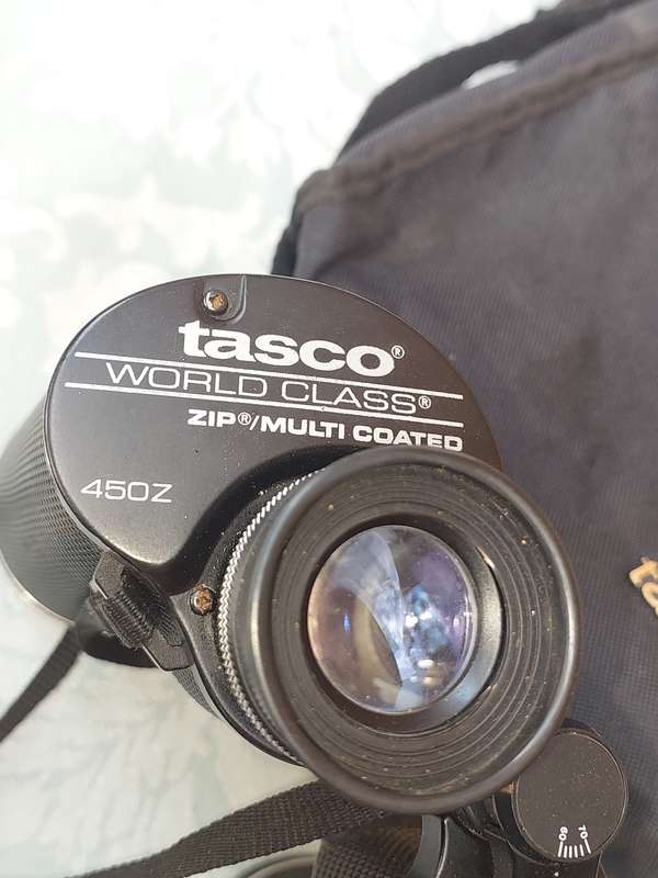 A VINTAGE TASCO WORLD CLASS MULTI COATED 10X50 WIDE ANGLE BINOCULARS SOLD AS IS