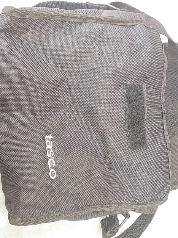 A VINTAGE TASCO WORLD CLASS MULTI COATED 10X50 WIDE ANGLE BINOCULARS SOLD AS IS