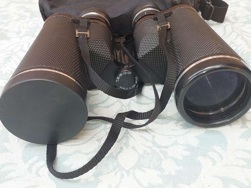 A VINTAGE TASCO WORLD CLASS MULTI COATED 10X50 WIDE ANGLE BINOCULARS SOLD AS IS