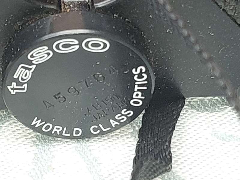 A VINTAGE TASCO WORLD CLASS MULTI COATED 10X50 WIDE ANGLE BINOCULARS SOLD AS IS