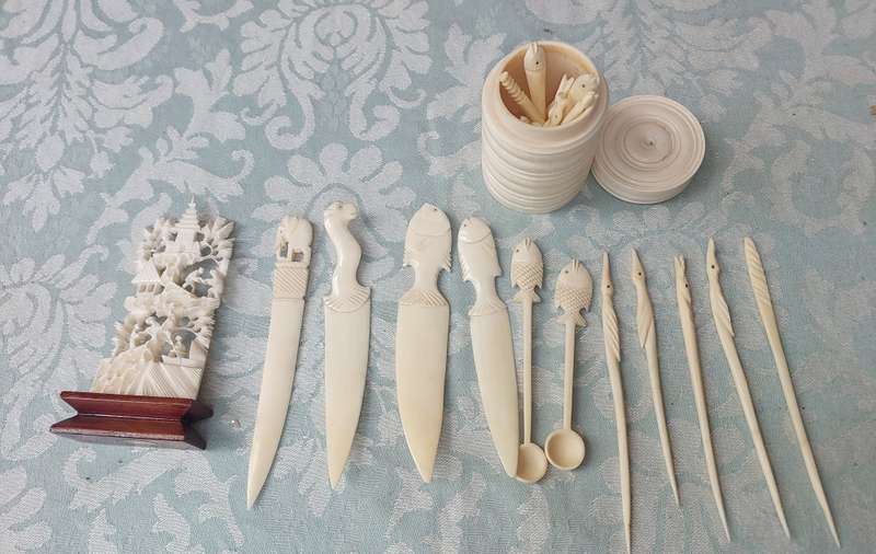 A COLLECTION OF VINTAGE HONG KONG CHINA IVORY SOLD AS IS