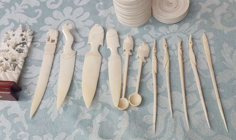 A COLLECTION OF VINTAGE HONG KONG CHINA IVORY SOLD AS IS