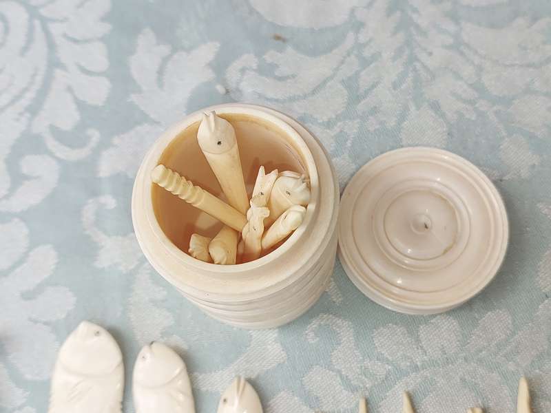 A COLLECTION OF VINTAGE HONG KONG CHINA IVORY SOLD AS IS