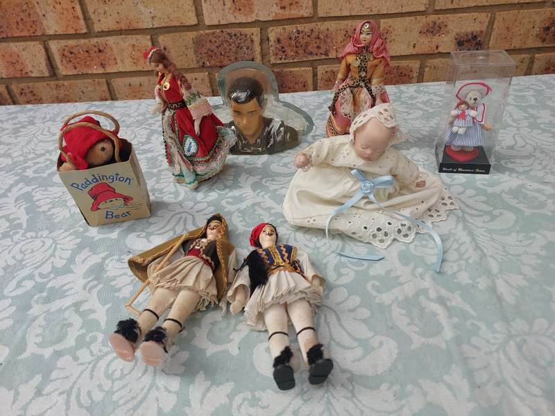 A VINTAGE COLLECTION OF DOLLS AND FIGURINES SOLD AS IS