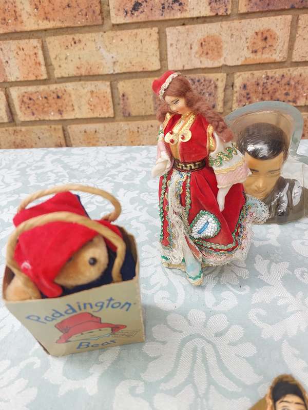 A VINTAGE COLLECTION OF DOLLS AND FIGURINES SOLD AS IS