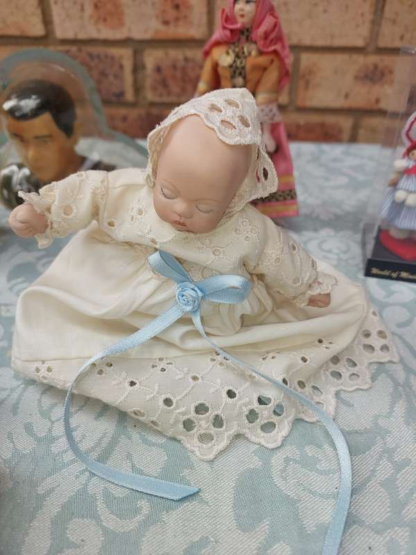 A VINTAGE COLLECTION OF DOLLS AND FIGURINES SOLD AS IS