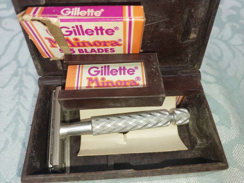 AN ANTIQUE GILLETTE SHAVING MACHINE MADE IN ENGLAND, SOLD AS IS