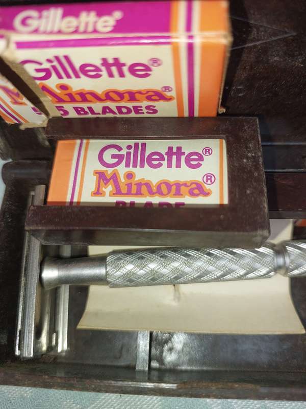 AN ANTIQUE GILLETTE SHAVING MACHINE MADE IN ENGLAND, SOLD AS IS