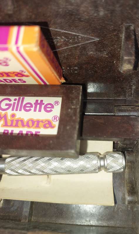 AN ANTIQUE GILLETTE SHAVING MACHINE MADE IN ENGLAND, SOLD AS IS