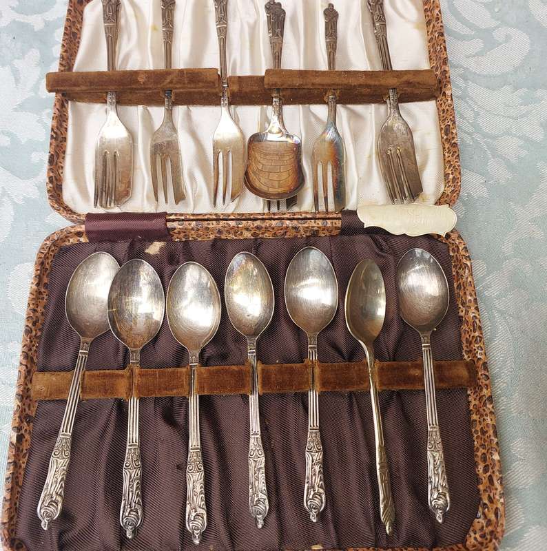 A VINTAGE COLLECTION SET OF EPNS MADE IN ENGLAND DESERT CUTLERY SOLD AS IS