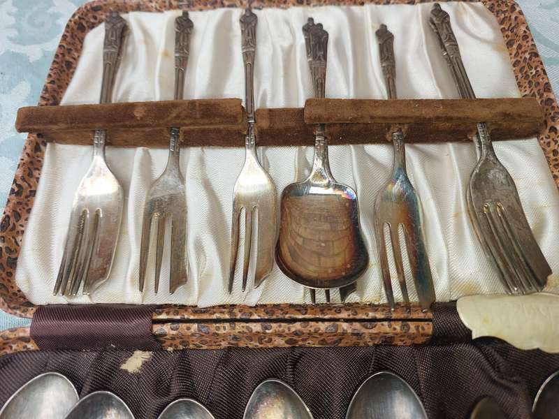 A VINTAGE COLLECTION SET OF EPNS MADE IN ENGLAND DESERT CUTLERY SOLD AS IS