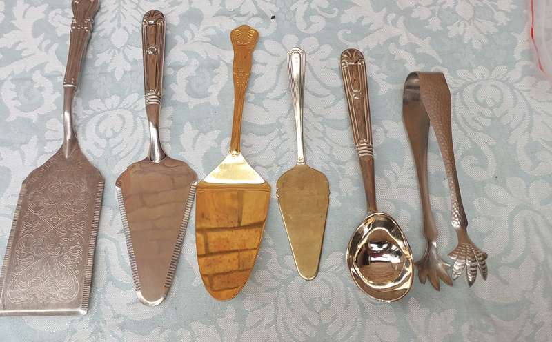 A COLLECTION OF VINTAGE CUTLERY SOLD AS IS
