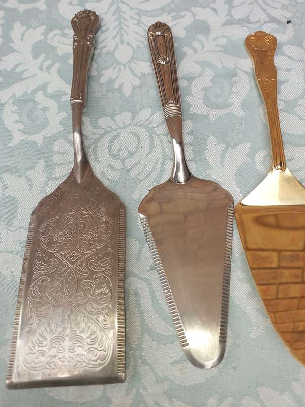 A COLLECTION OF VINTAGE CUTLERY SOLD AS IS