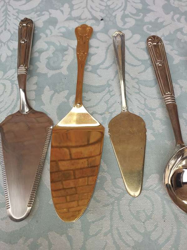 A COLLECTION OF VINTAGE CUTLERY SOLD AS IS
