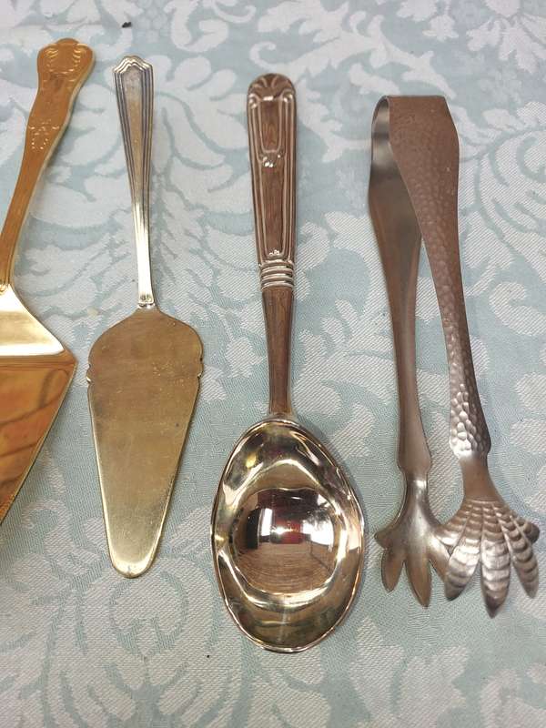 A COLLECTION OF VINTAGE CUTLERY SOLD AS IS