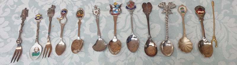 A BULK COLLECTION OF MEMORABILIA SPOONS SOLD AS IS