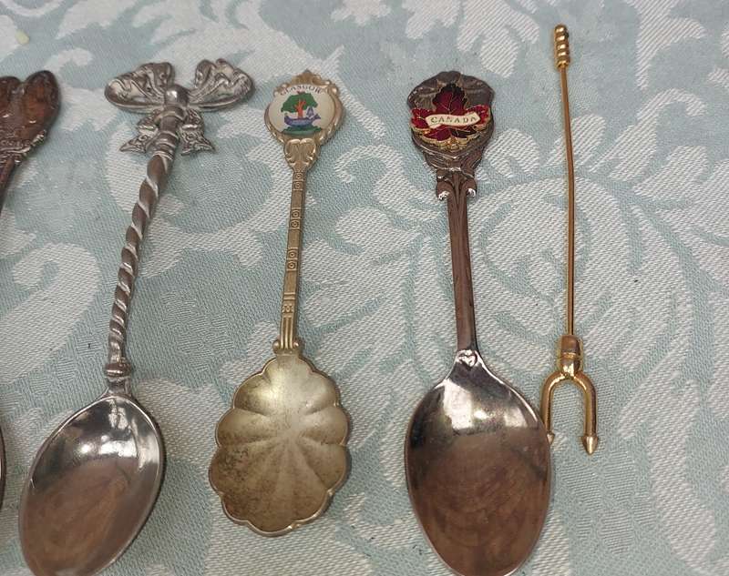 A BULK COLLECTION OF MEMORABILIA SPOONS SOLD AS IS