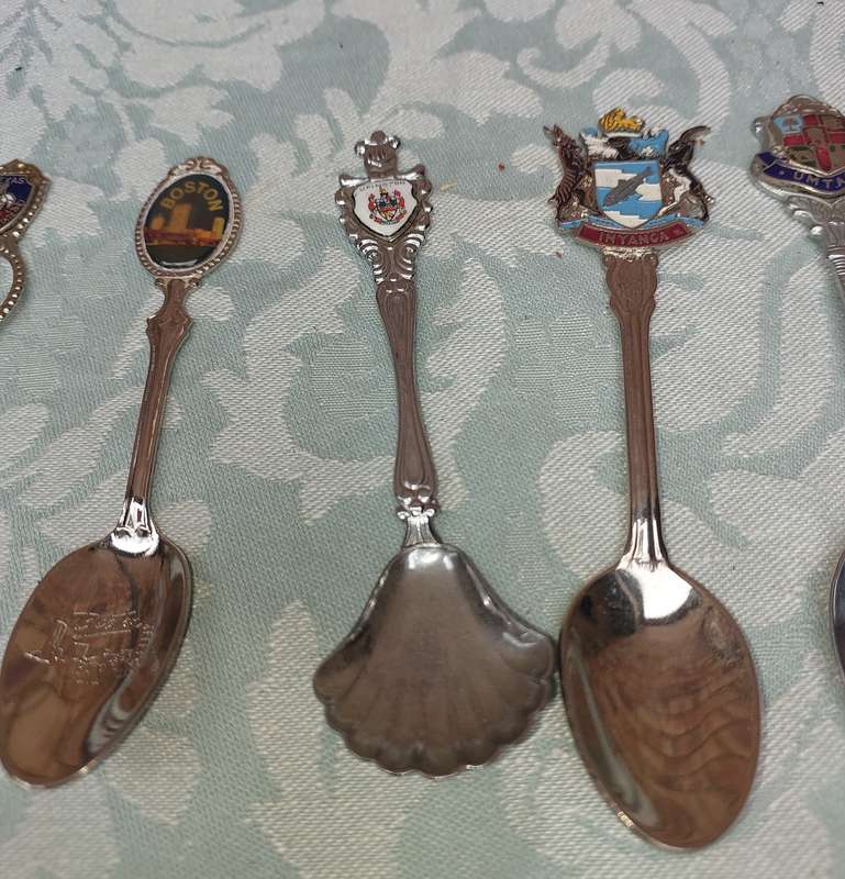 A BULK COLLECTION OF MEMORABILIA SPOONS SOLD AS IS