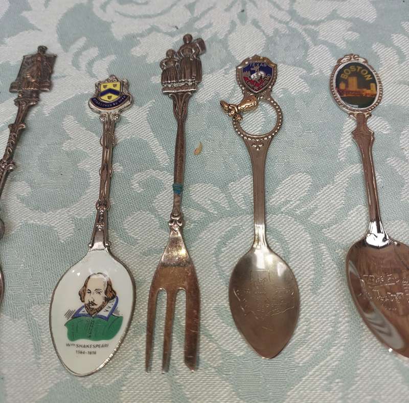 A BULK COLLECTION OF MEMORABILIA SPOONS SOLD AS IS