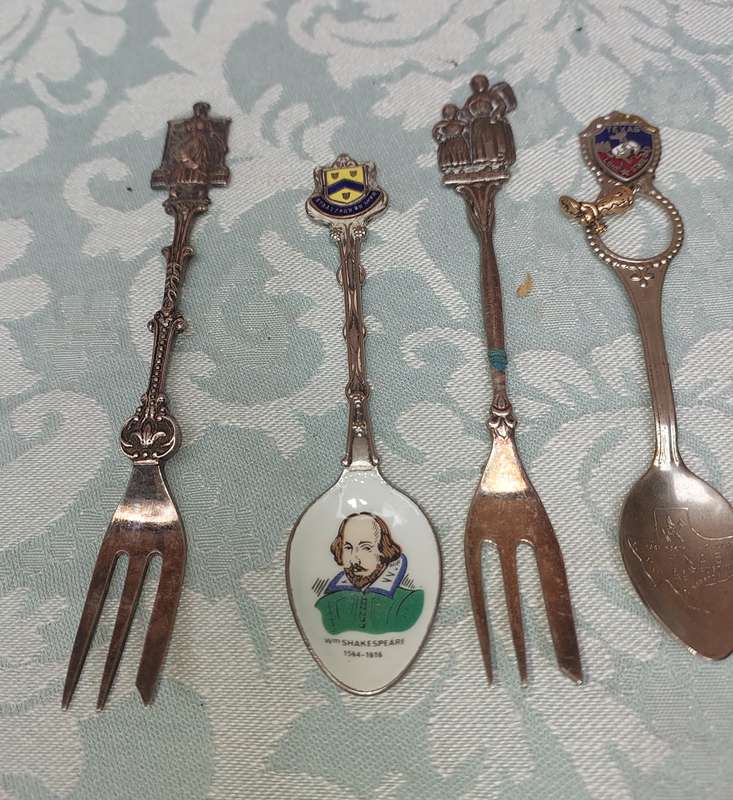 A BULK COLLECTION OF MEMORABILIA SPOONS SOLD AS IS