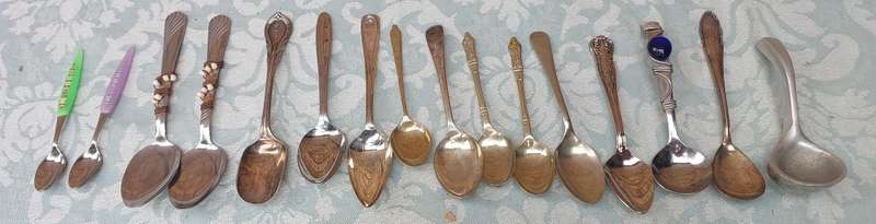 A VINTAGE COLLECTION MIXED CUTLERY SOLD AS IS