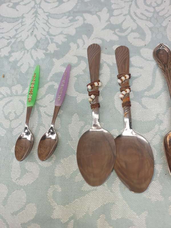 A VINTAGE COLLECTION MIXED CUTLERY SOLD AS IS