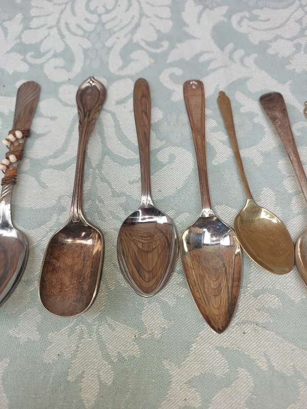 A VINTAGE COLLECTION MIXED CUTLERY SOLD AS IS