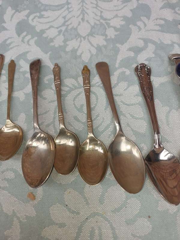 A VINTAGE COLLECTION MIXED CUTLERY SOLD AS IS