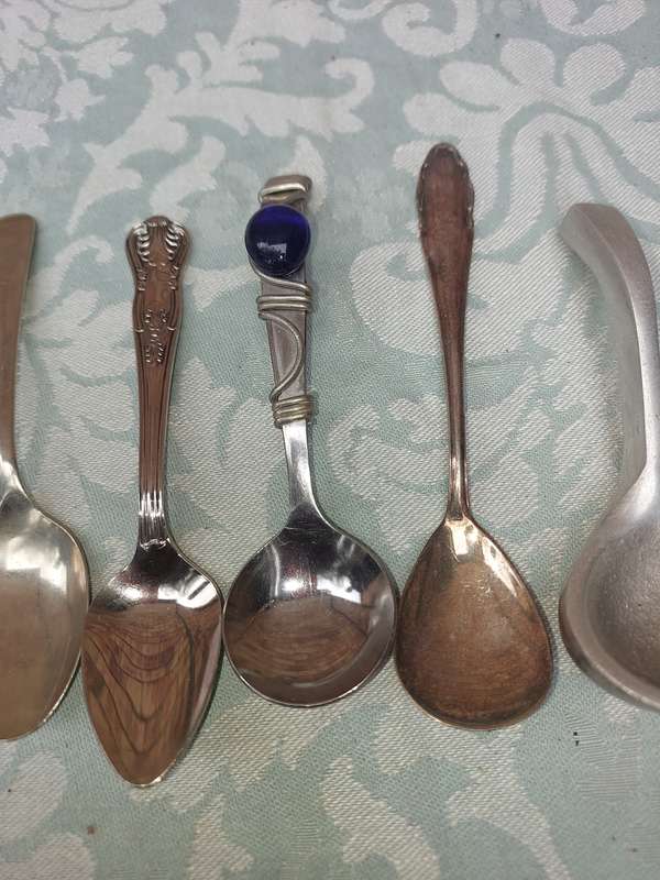 A VINTAGE COLLECTION MIXED CUTLERY SOLD AS IS