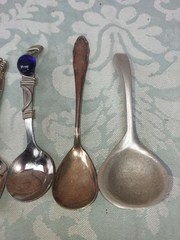 A VINTAGE COLLECTION MIXED CUTLERY SOLD AS IS