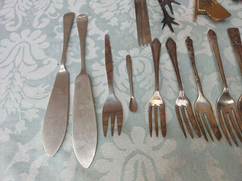 A VINTAGE JOBLOT MIXED CUTLERY AND UTENSILS SOLD AS IS