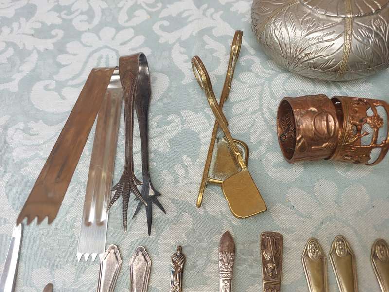 A VINTAGE JOBLOT MIXED CUTLERY AND UTENSILS SOLD AS IS