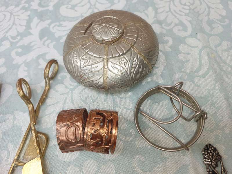 A VINTAGE JOBLOT MIXED CUTLERY AND UTENSILS SOLD AS IS